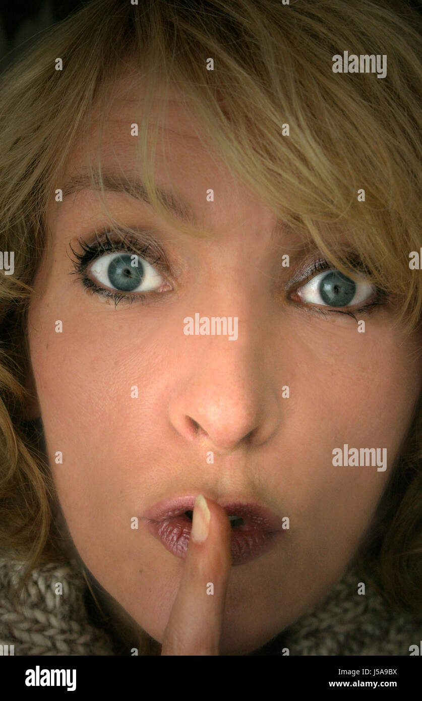 Frau Finger Mund Neugier neugierig neugierige nosy Gesicht Porträt menschlicher Mensch Stockfoto