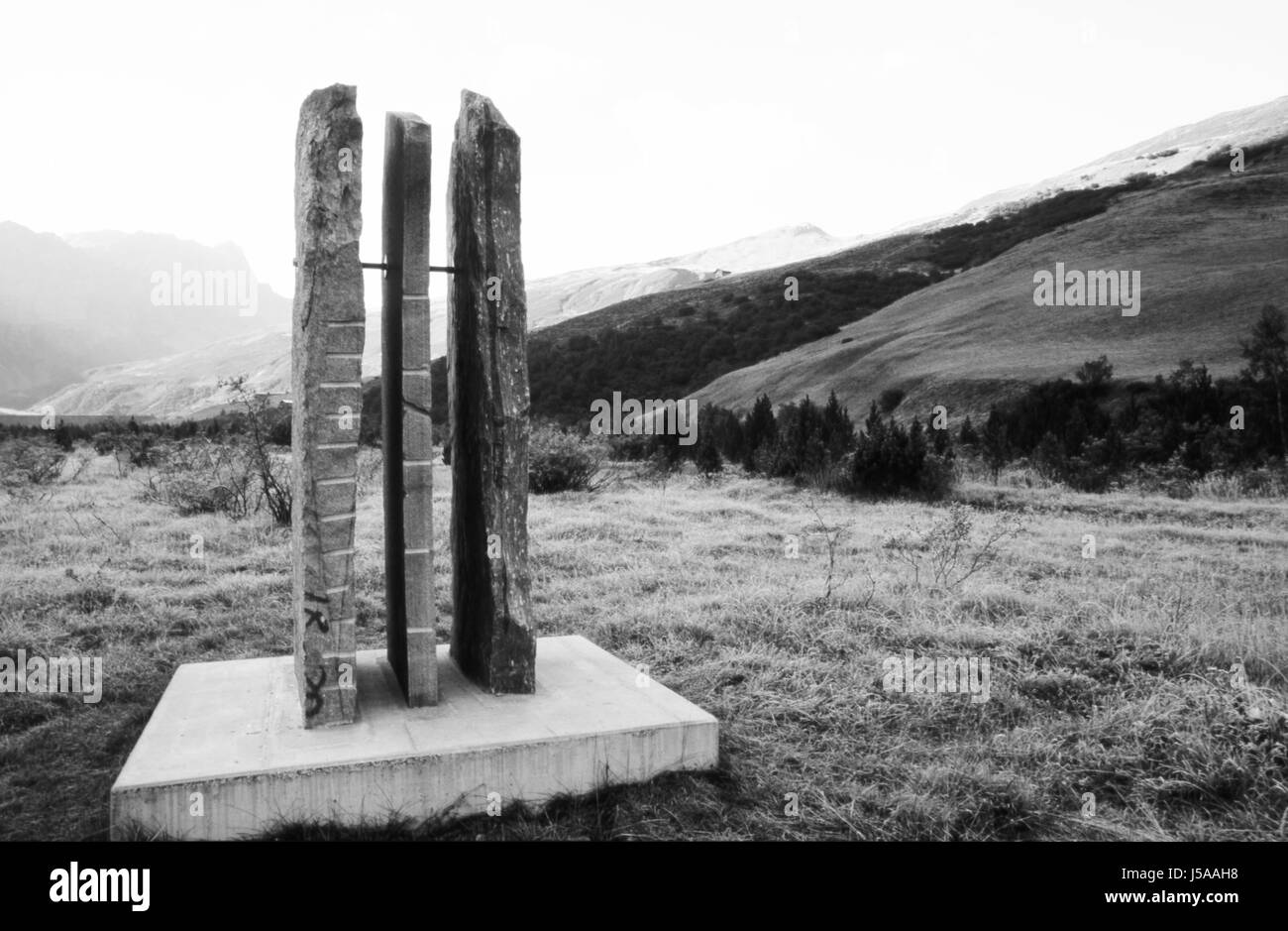 Denkmal Steinskulptur Schweiz Graubünden Welt Emblem Bergwiese Stockfoto