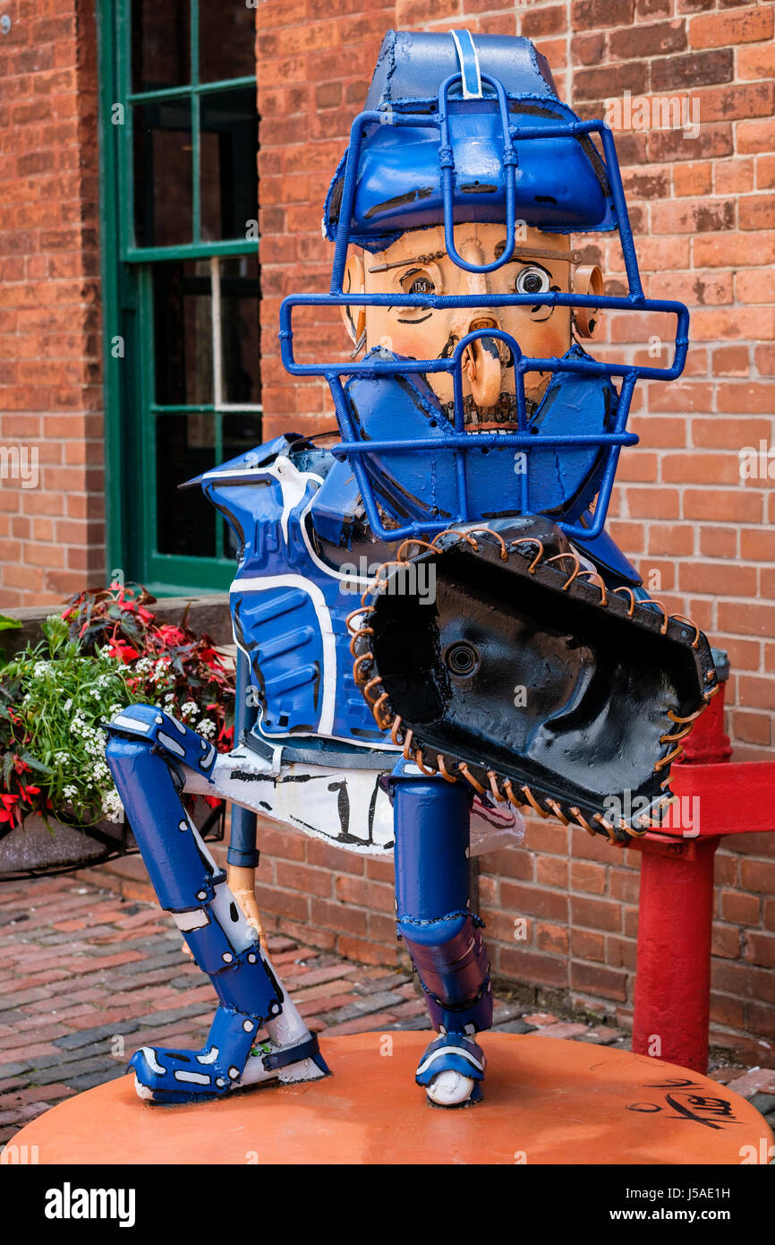 Metall-Skulptur Darstellung einer Blue Jays Baseball Fänger, Empfänger, Spieler, Junk-e-Kunst, The Distillery Historic District, Toronto, Ontario, Kanada. Stockfoto