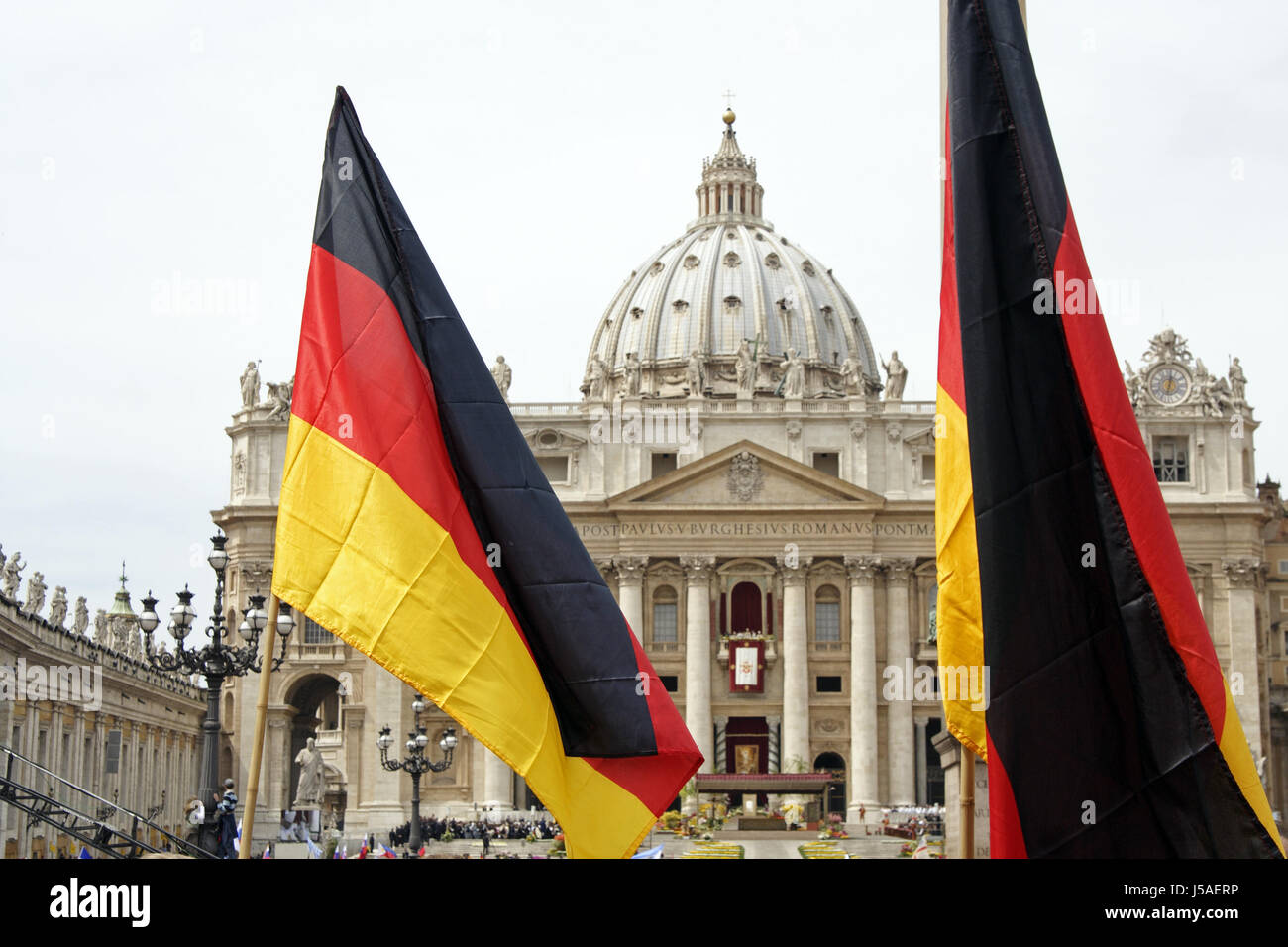 Petersdom Rom Roma Papst Event Fahnen Dokumentation Vatikan Italien wind Stockfoto