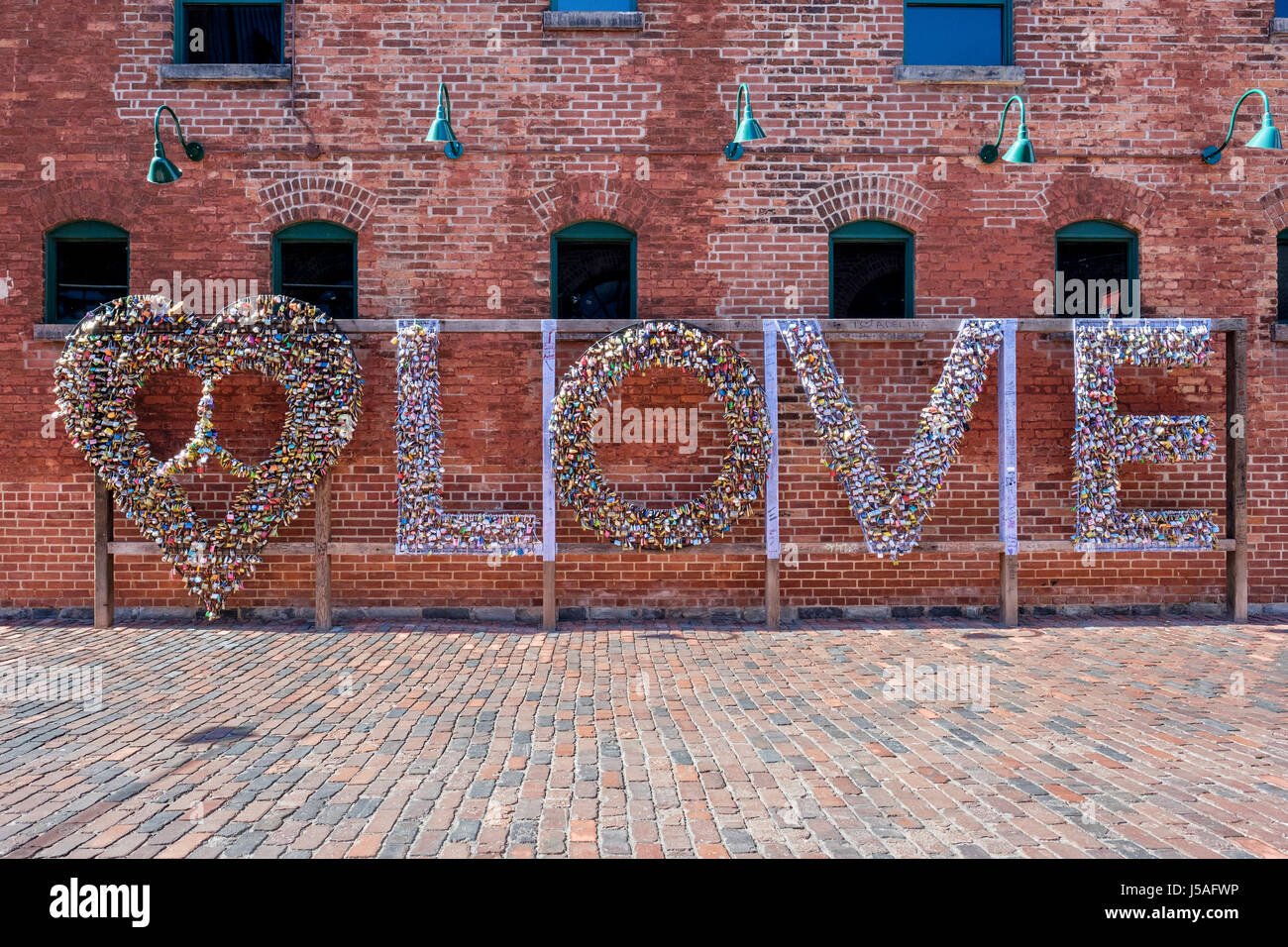 Wortliebe mit Vorhängeschlössern, Mathew Rosenblatt Liebessymbol, Liebeskonzept, valentine, Herzvorhängeschloss, The Distillery District, Toronto, Ontario Stockfoto