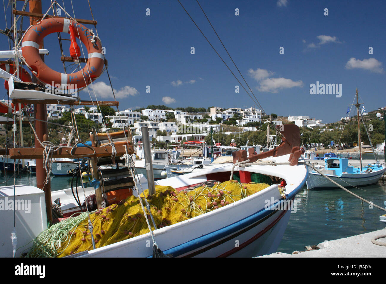 Baum Bäume Griechenland Mietskasernen Angeln Boot Boote Segelboot Segelboot blau Stockfoto