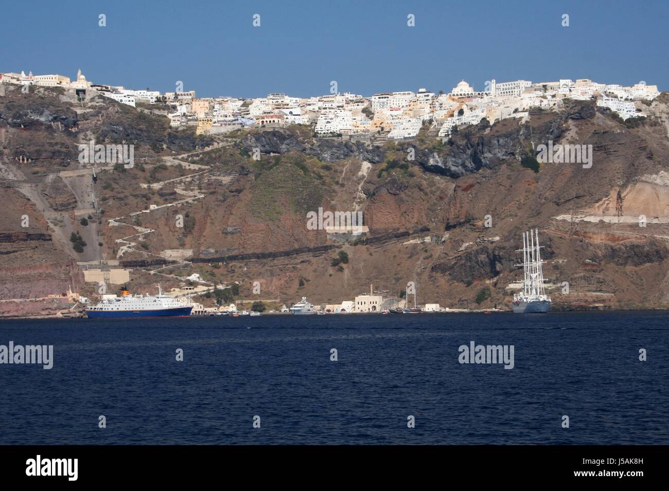 Stadt Stadt Schiffe segeln Segelboot Ruderboot Boot Wasserfahrzeug Griechenland Bootshafen Stockfoto