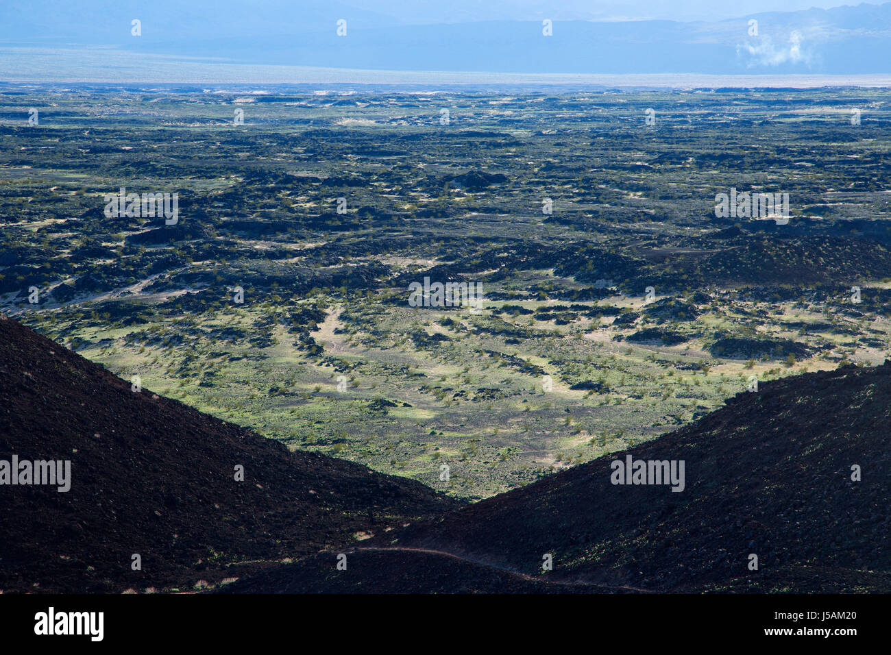 Blick von Amboy Krater Trail, Trails Mojave Nationalmonument, California Stockfoto