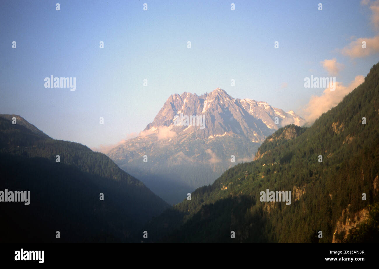 blauer Baum Bäume Berge grünen Alpen Gipfel Europa-Fels Frankreich Tal bewaldet Stockfoto