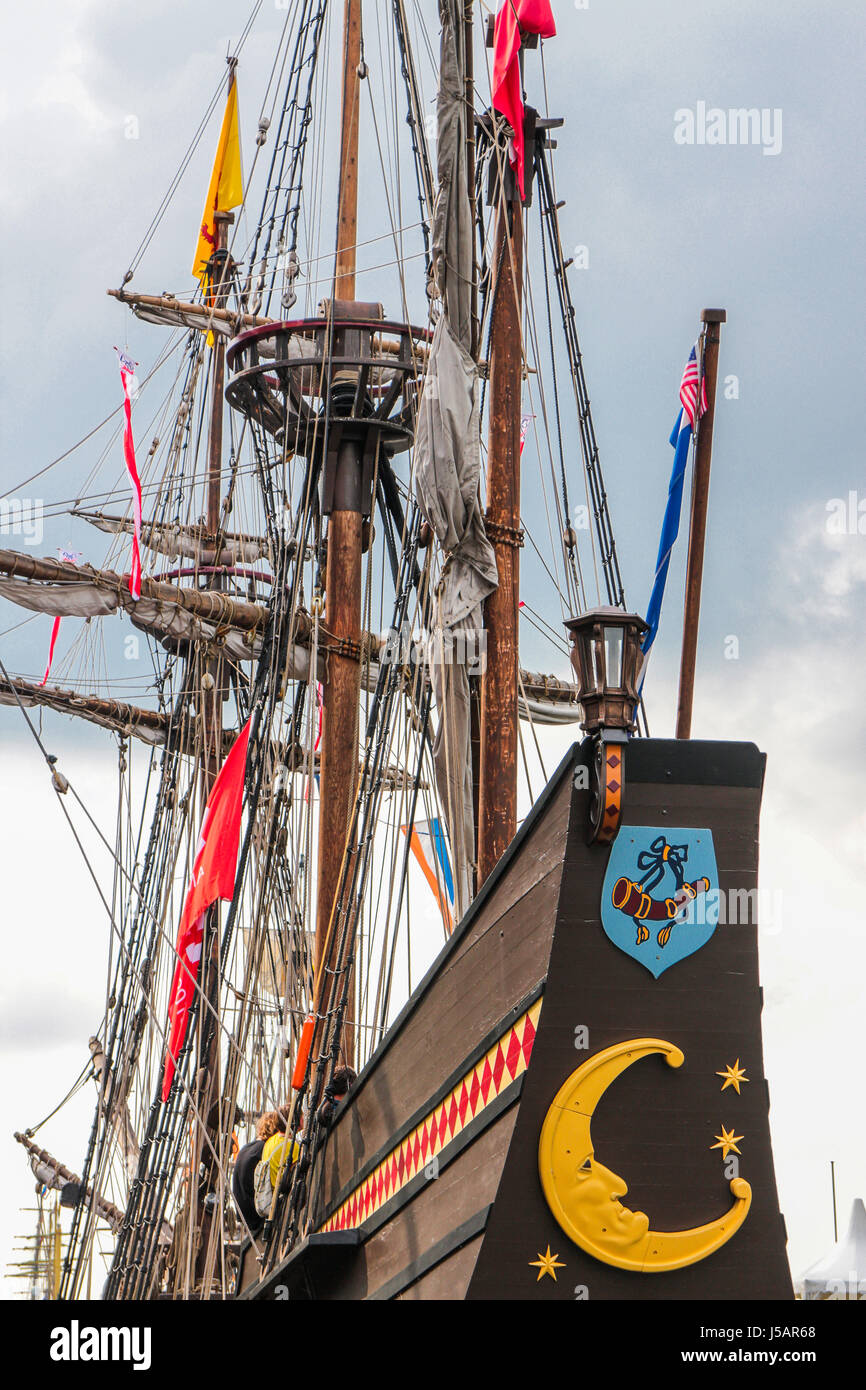 Amsterdam, Niederlande. 19. August 2015. SAIL Amsterdam 2015, Segeln In Parade am ersten Tag (von 5, 19. bis 23. August) um IJhaven: Nachbildung des Vlieboat Maen halbieren. SAIL Amsterdam ist ein quinquennial maritimen Events in Amsterdam in den Niederlanden. Großsegler aus aller Welt besuchen die Stadt, in seinem östlichen Hafen festmachen. -Fotocredit: Christian Lademann Stockfoto