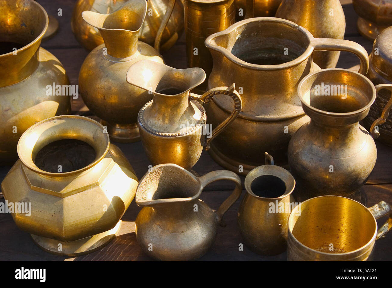 Verwirrung durcheinander Metall Vasen Messing Einstellung Sonne stöbern Schalen Kunstsammlung Stockfoto