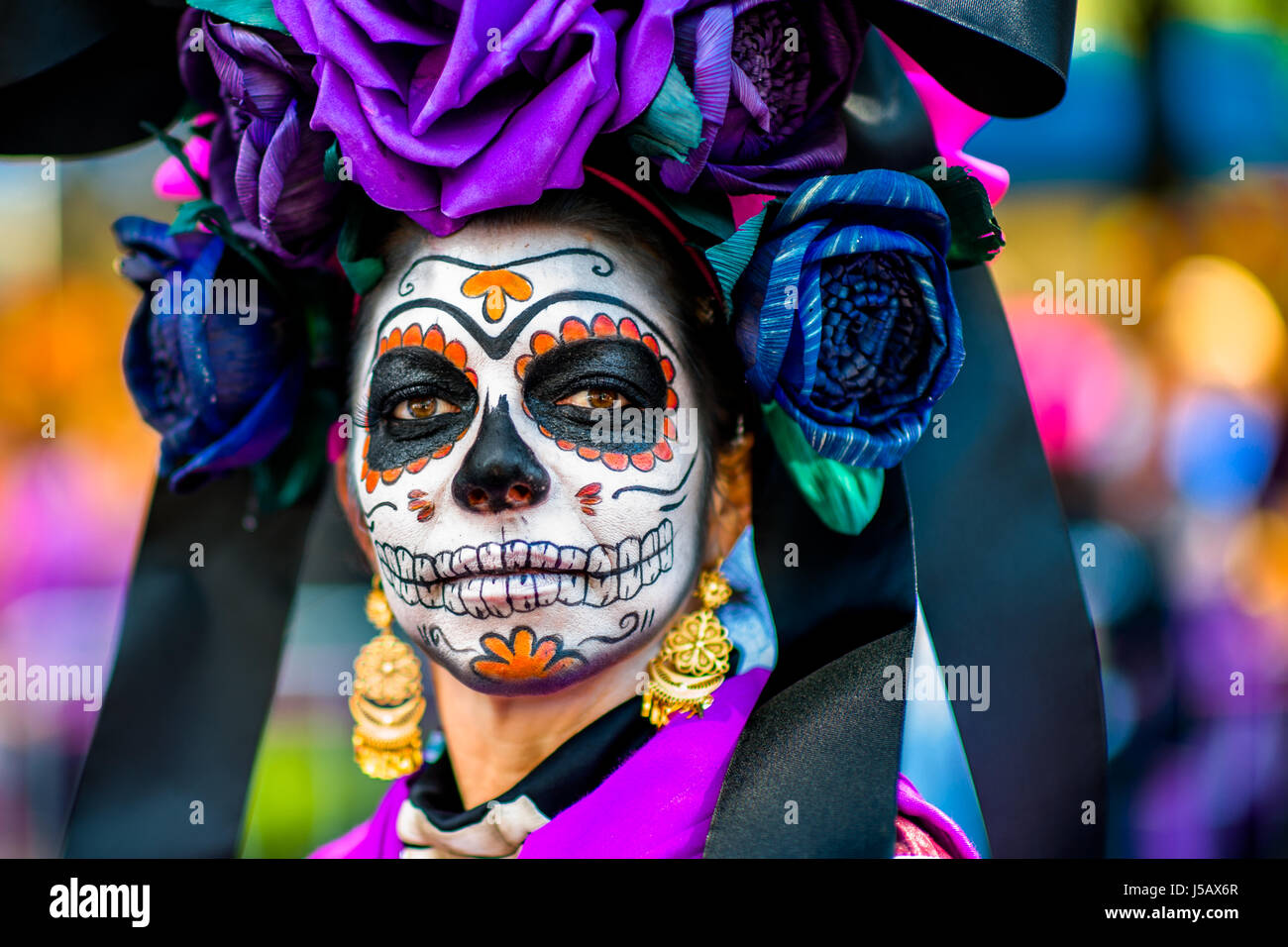 Eine junge Frau, gekleidet wie La Catrina, führt im Laufe des Tages der Toten Festival in Mexico City, Mexiko. Stockfoto