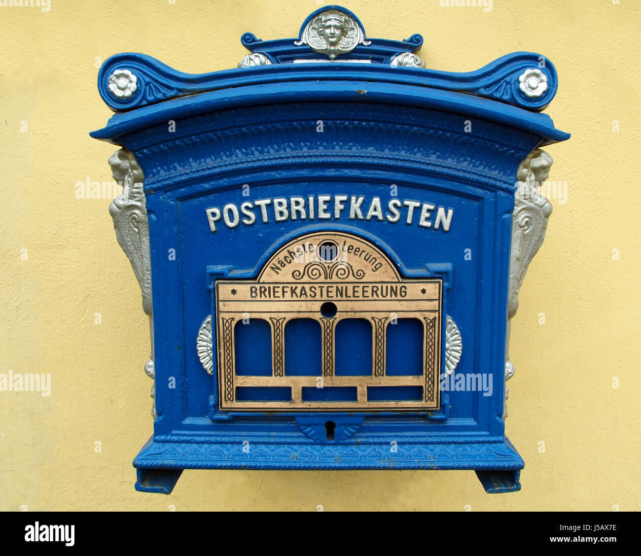 Antik Briefkasten-Brief-Mail-Postfächer post alte Postbriefkasten  briefentleerung Stockfotografie - Alamy