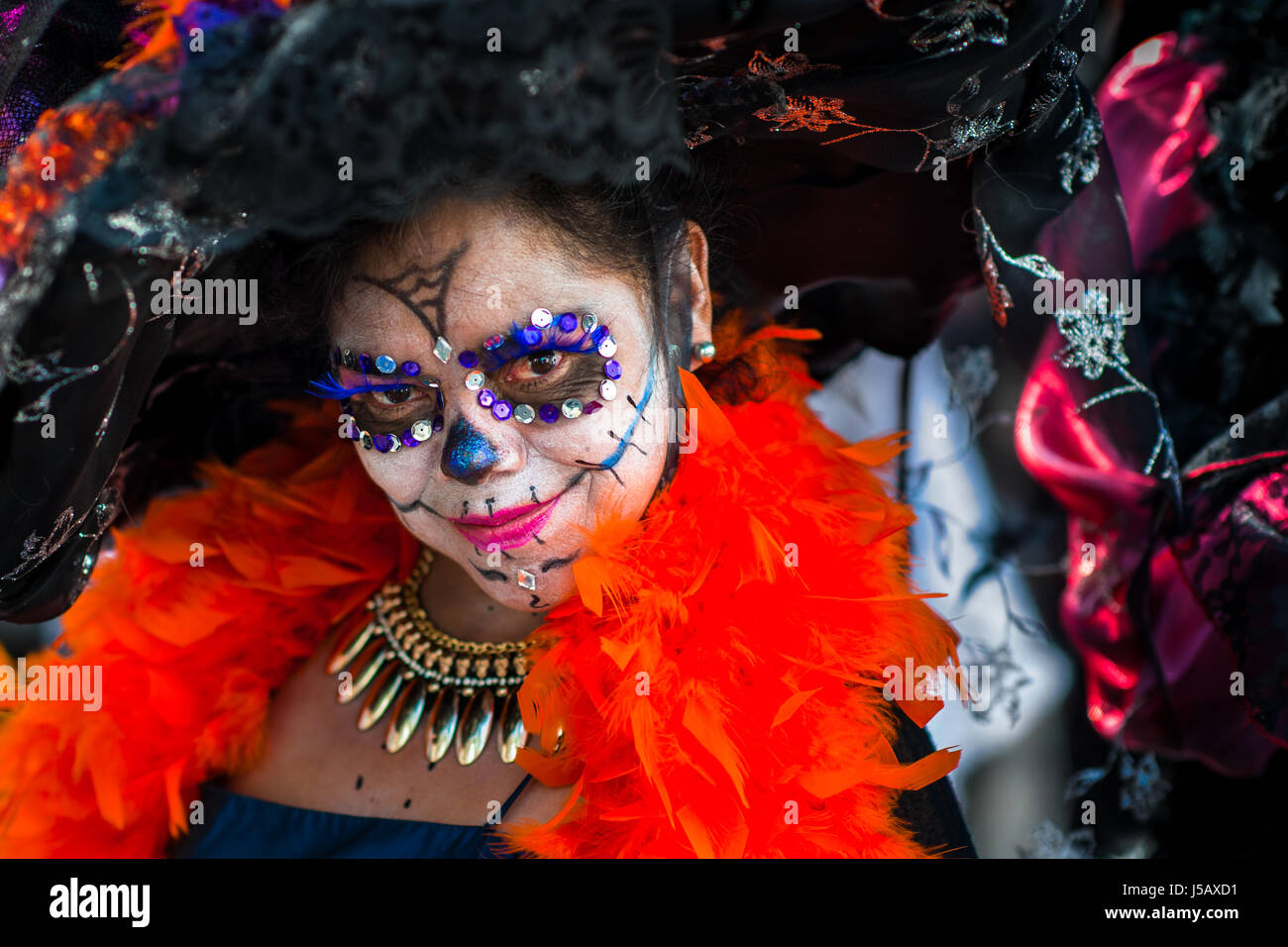 Eine junge Frau, gekleidet wie La Catrina, führt im Laufe des Tages der Toten Festlichkeiten in Mexico City, Mexiko. Stockfoto