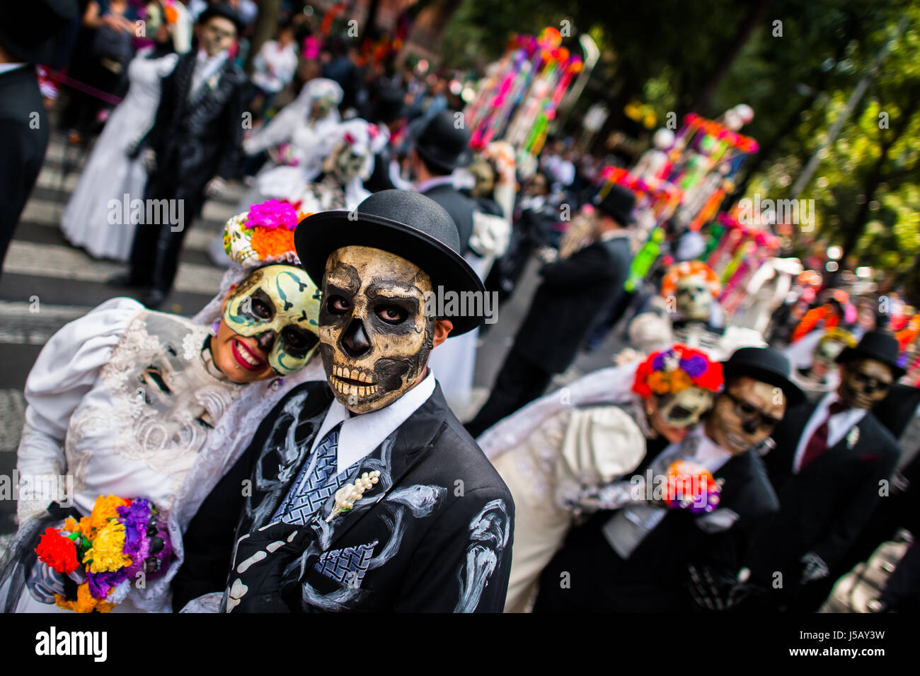 Junge Paare, kostümiert als La Catrina, Spaziergang durch die Stadt während des Tages der Toten Festlichkeiten in Mexico City, Mexiko. Stockfoto