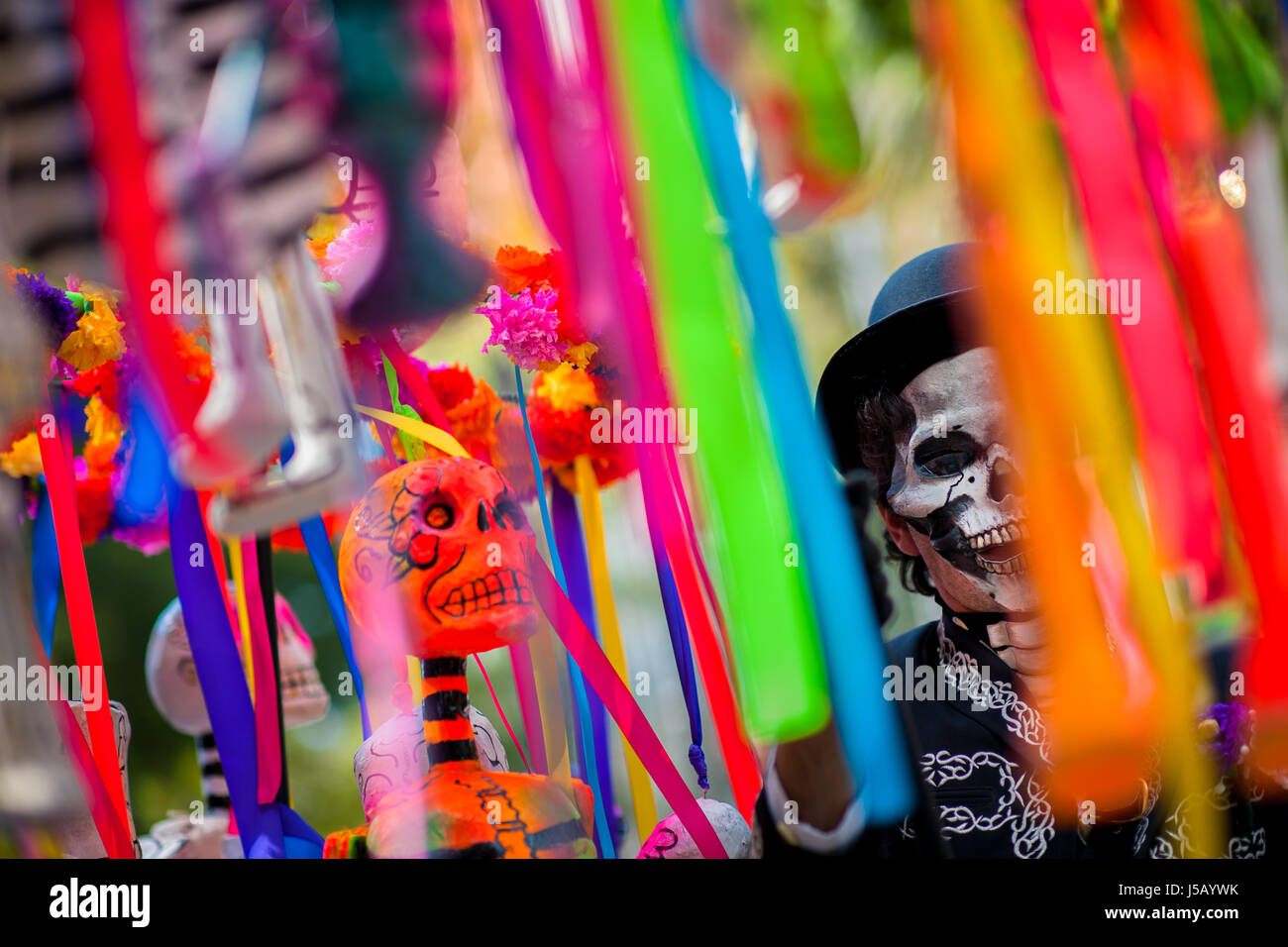 Ein mexikanische Mann, gekleidet als Skelett (Calaca), führt im Laufe des Tages der Toten Festival in Mexico City, Mexiko. Stockfoto