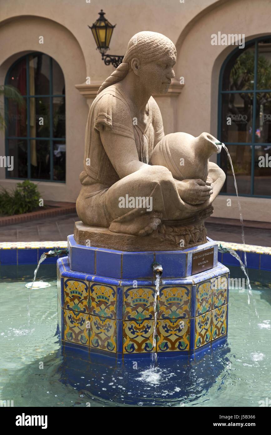 Aztekische Frau aus Tehuantepec, Brunnen im Freien von 1935 und Skulptur von Donal Hord, im Innenhof des Hauses der Gastfreundschaft des Balboa Parks, San Diego, Kalifornien Stockfoto