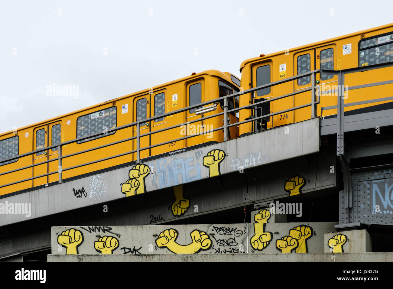 Berliner u-Bahn Zug auf einer Brücke mit Graffiti in Berlin Stockfoto