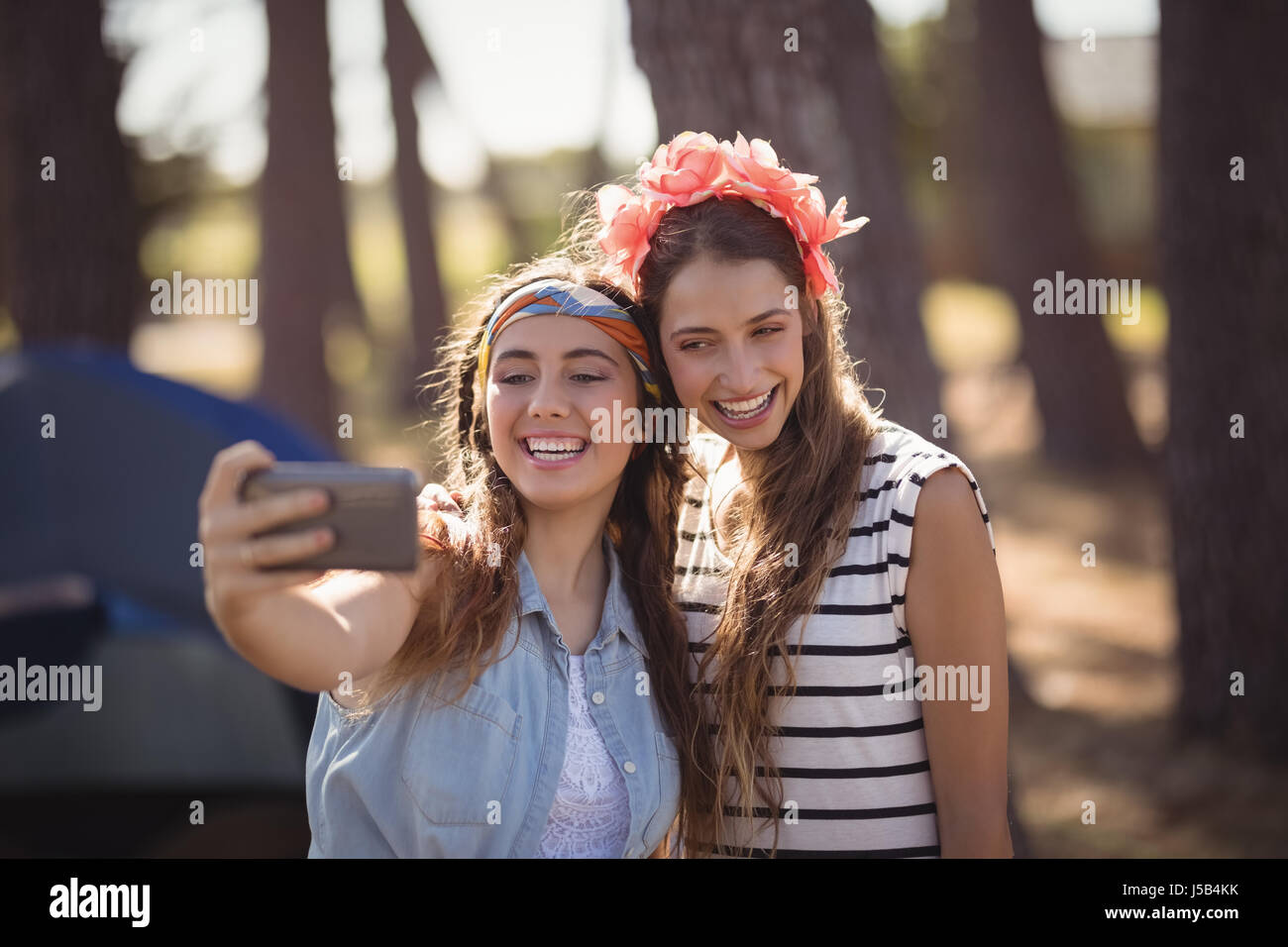 Glücklich Freundinnen unter Selfie zusammen im Wald Stockfoto