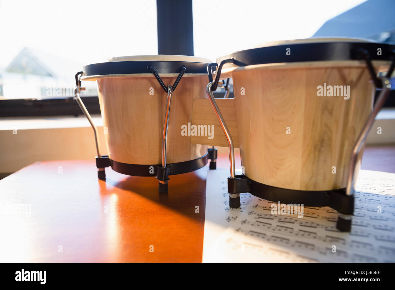 Nahaufnahme von Trommeln auf Tisch gegen Fenster im Klassenzimmer Stockfoto
