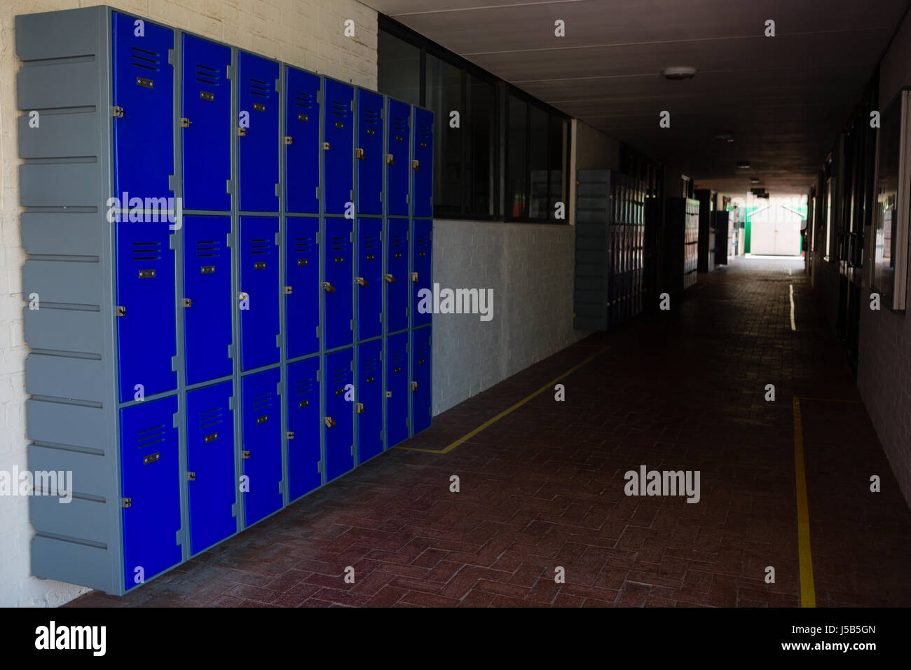 Blaue Schließfächer im Korridor in der Schule Stockfoto
