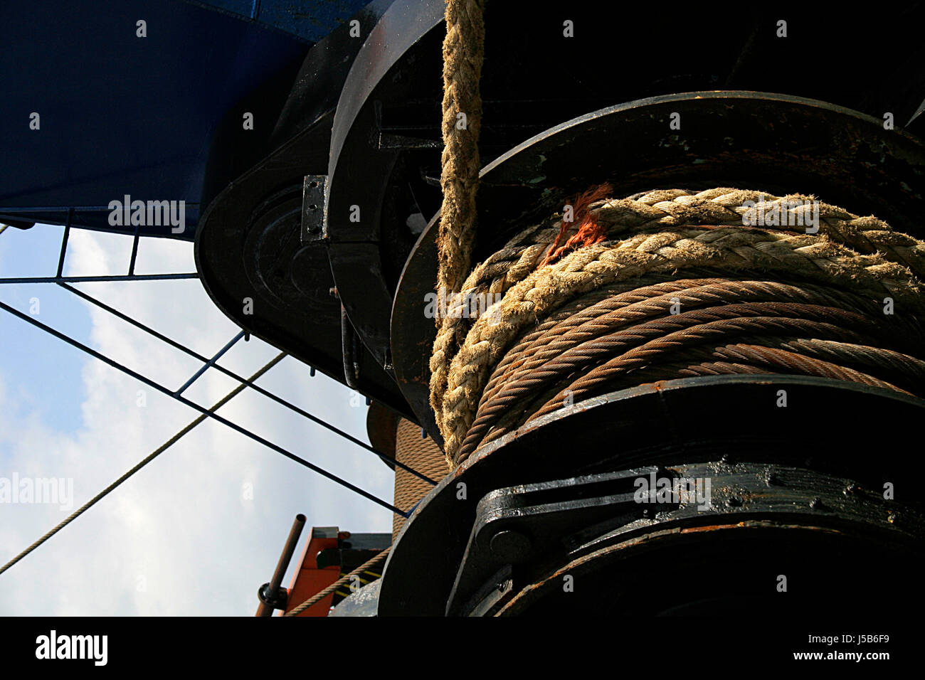 Kabel Anschluss Boot Schiff Hebezeug Seil Aufzug Aufzug Wind Ruderboot Segelboot Stockfoto
