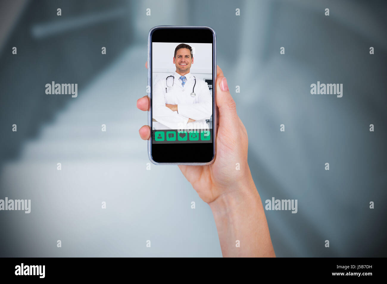 Hand halten Handys vor weißem Hintergrund gegen leere Bett im Krankenzimmer  Stockfotografie - Alamy