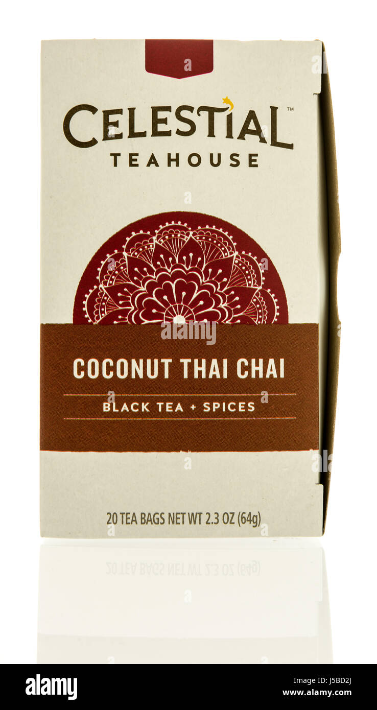 Winneconne, Wisconsin - 7. Mai 2017: eine Schachtel mit Kokos Thai Chai Tee von himmlischen Teehaus auf einem isolierten Hintergrund. Stockfoto