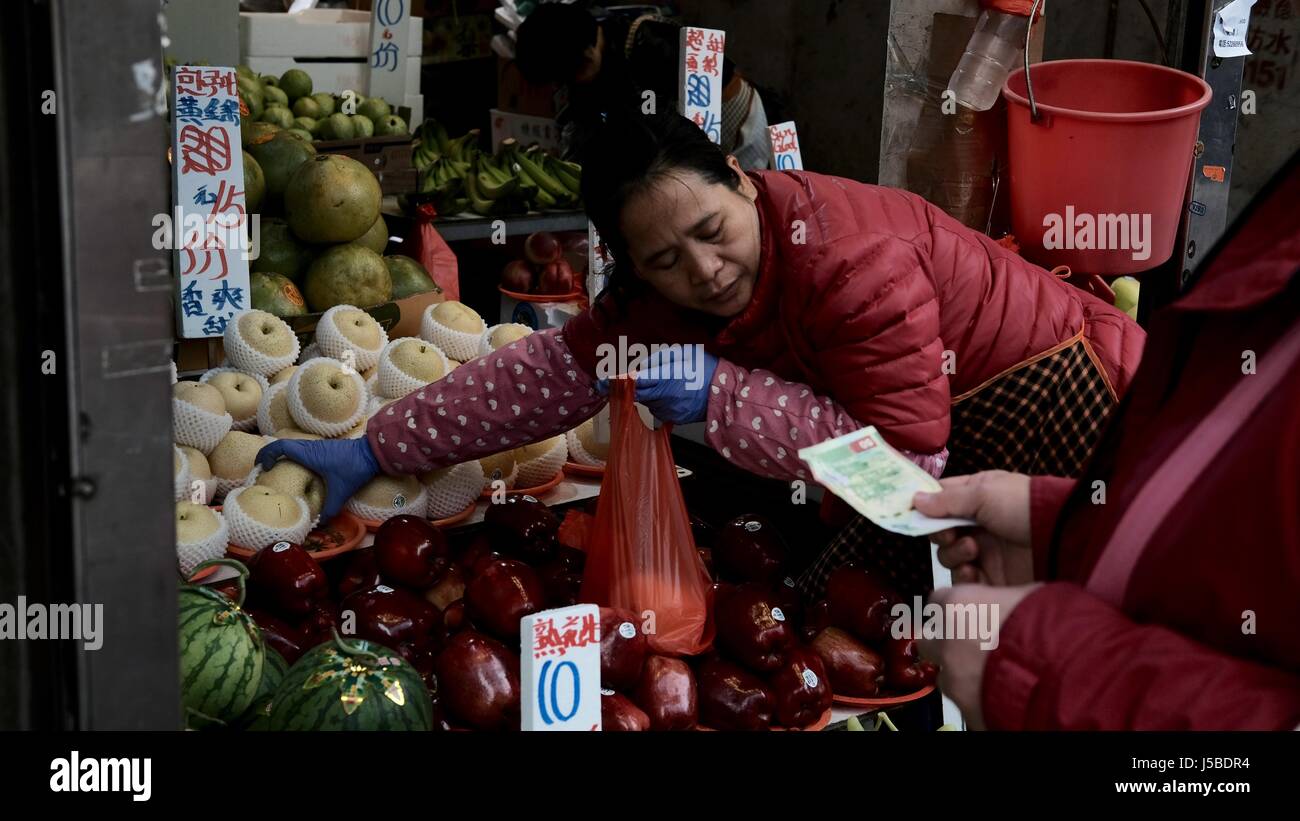 Menschen kaufen und verkaufen ihre Früchte auf Yen Chow St am TheFlea Markt in Sham Shui Po Kowloon Hong Kong Stockfoto