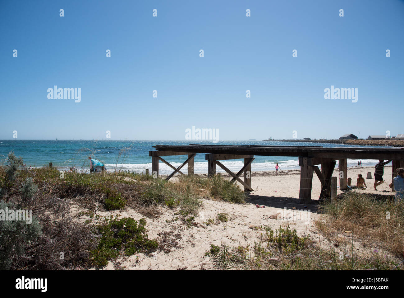 Fremantle, WA, Australien-November 13,2016: Holzplattform an der Badenden Strand mit Touristen und dem indischen Ozean in Fremantle, Western Australia. Stockfoto