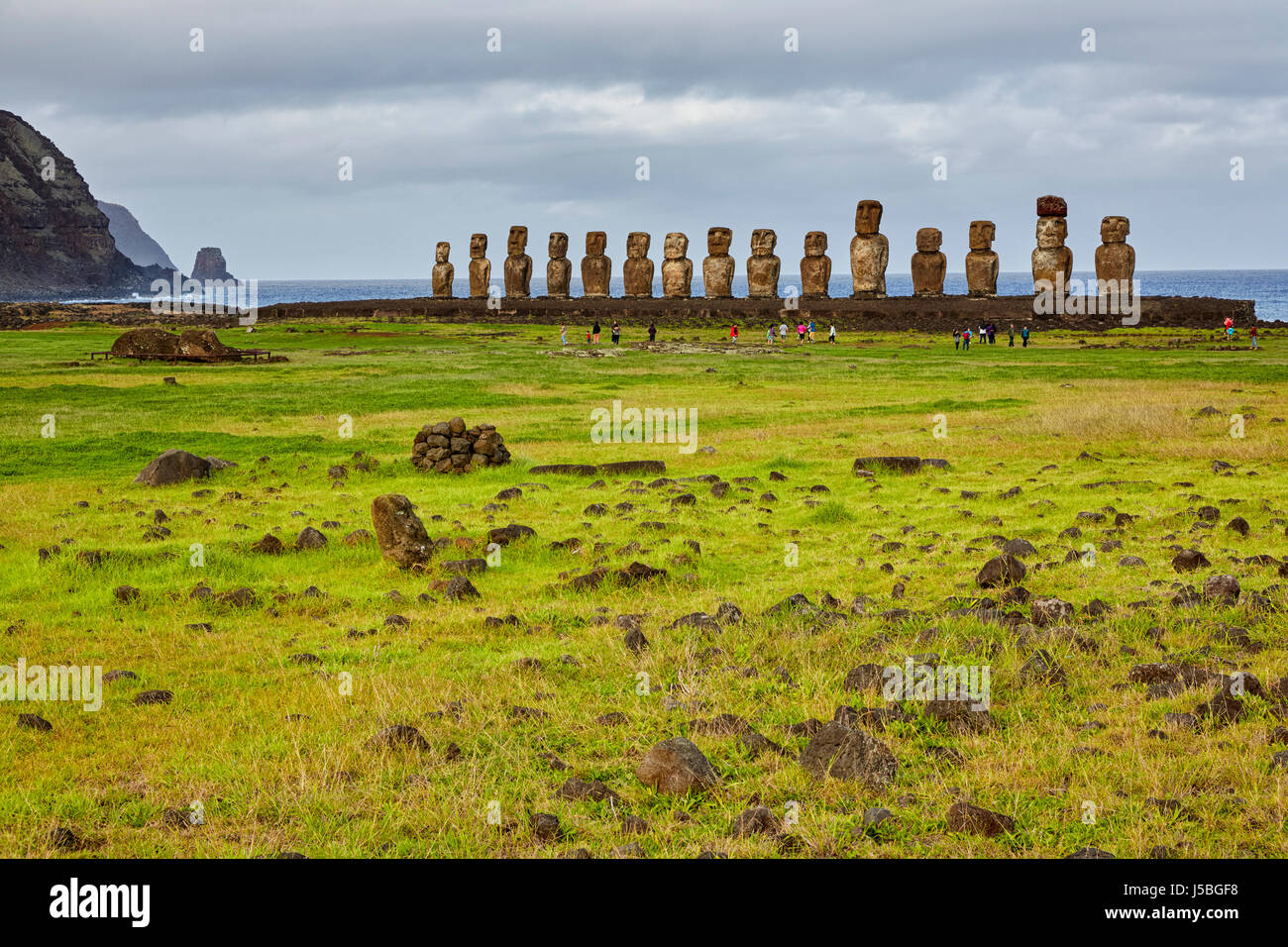 Touristen am Ahu Tongariki, Moai, Isla de Pascua, Osterinsel, Chile Stockfoto