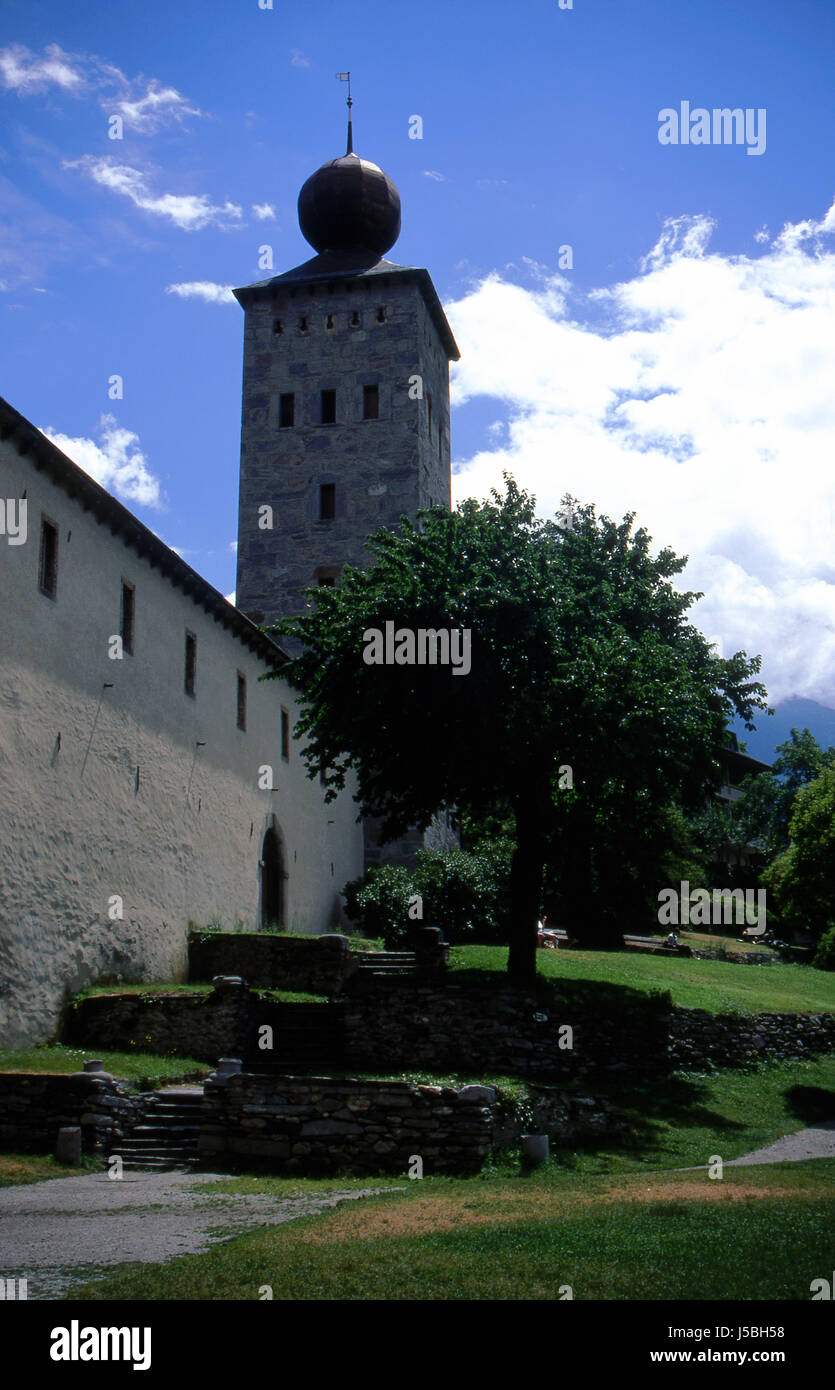 blaue Turm glauben Kirche Gott Baum Bäume Park grüne Himmel Paradies Fenster Stockfoto