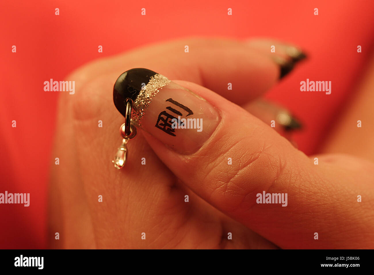 Frau Hand Finger moderne moderne piercing Ringe Fingernägel Fingernagel  Nagel Stockfotografie - Alamy