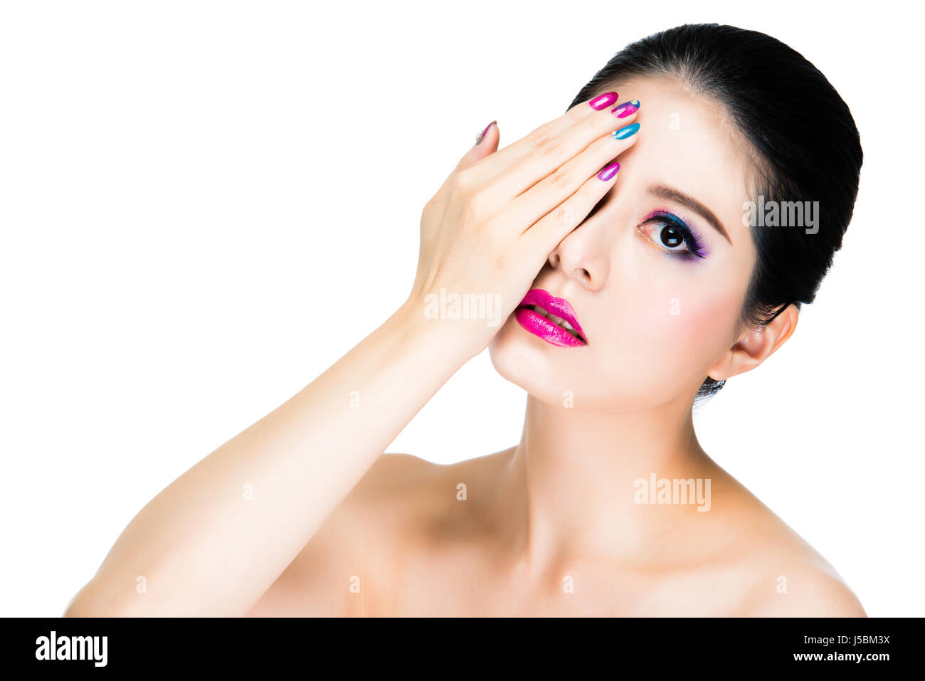 schöne asiatische Frau Make-up mit rosa Lippenstift und Regenbogen Maniküre  gemalt. veränderbare Mädchen Modell einerseits Abdeckung Auge Vogue Gesicht  zeigen Stockfotografie - Alamy