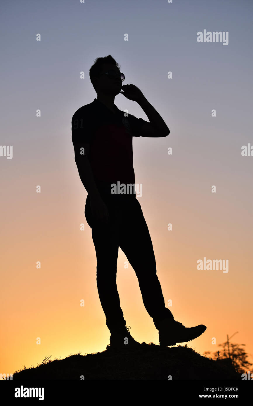 Silhouette der junge Mann, der in der Nähe von Berg, Pune, Maharashtra Stockfoto