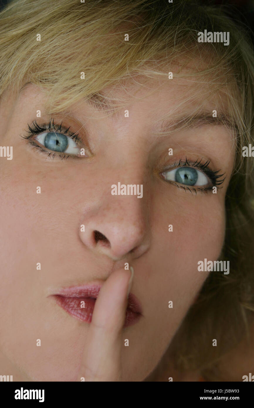 Frau Finger Gesicht Porträt Augen Radio stille Ruhe Stille gestikulieren Anblick Stockfoto