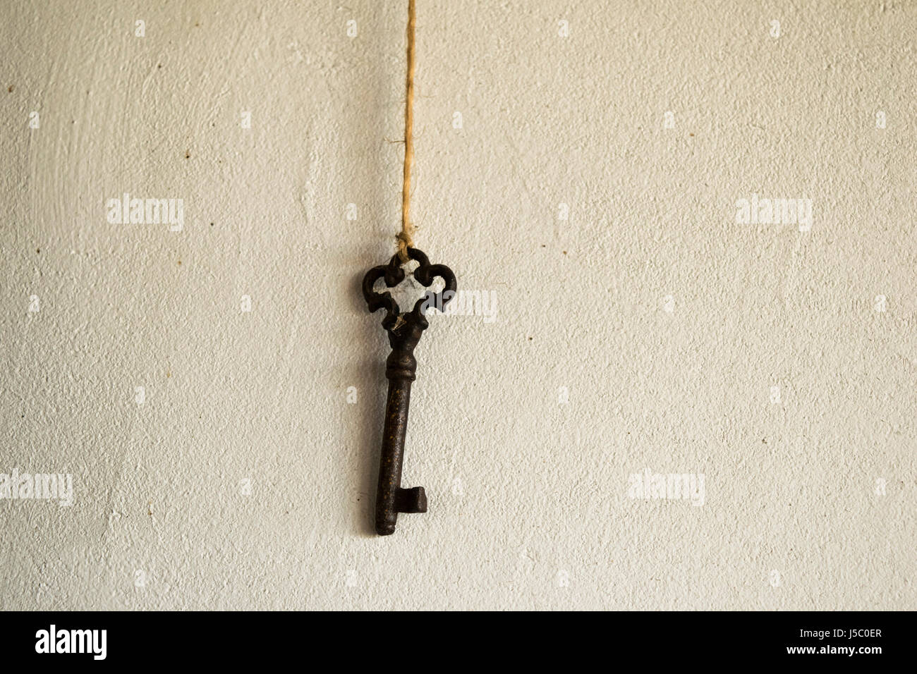 Einen Schlüssel hängen an einem Seil Stockfoto