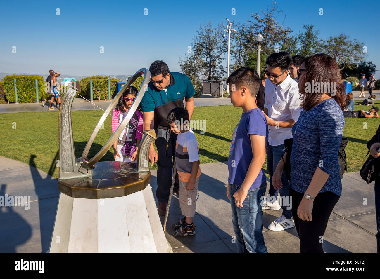 Menschen, Familie, Touristen, Besucher, Sonnenuhr, Griffith Observatory, Griffith Park, Los Angeles, Kalifornien Stockfoto