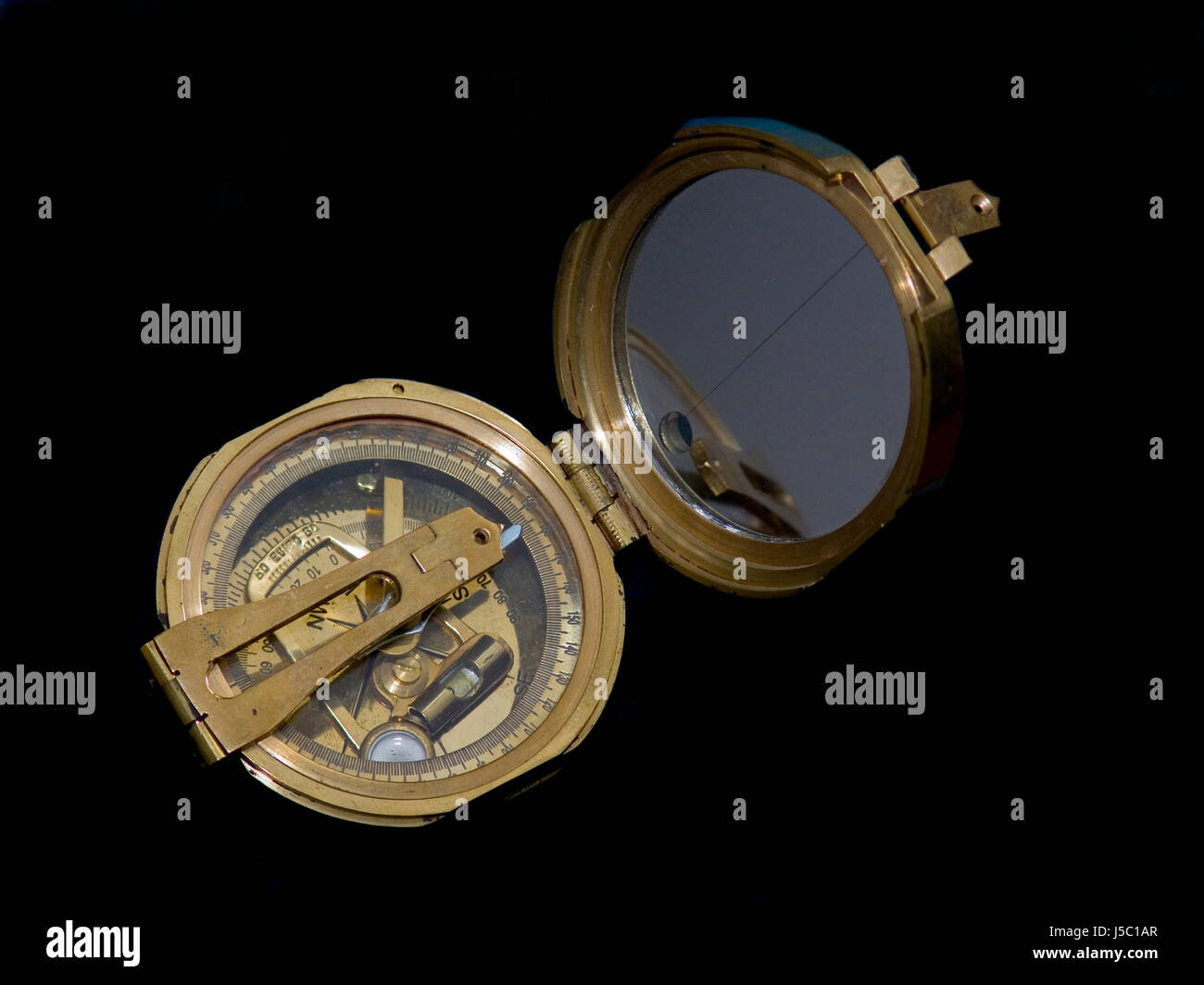 schwarze dunkelhäutige kohlschwarze tiefschwarze Museum vorbei analog Orientierung navigation Stockfoto