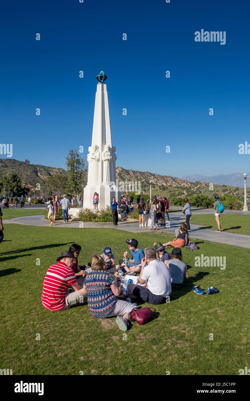 Menschen, Touristen, Rasen, Sternwarte Gründen Astronomen Monument, Griffith Observatory, Griffith Park, Los Angeles, Kalifornien Stockfoto