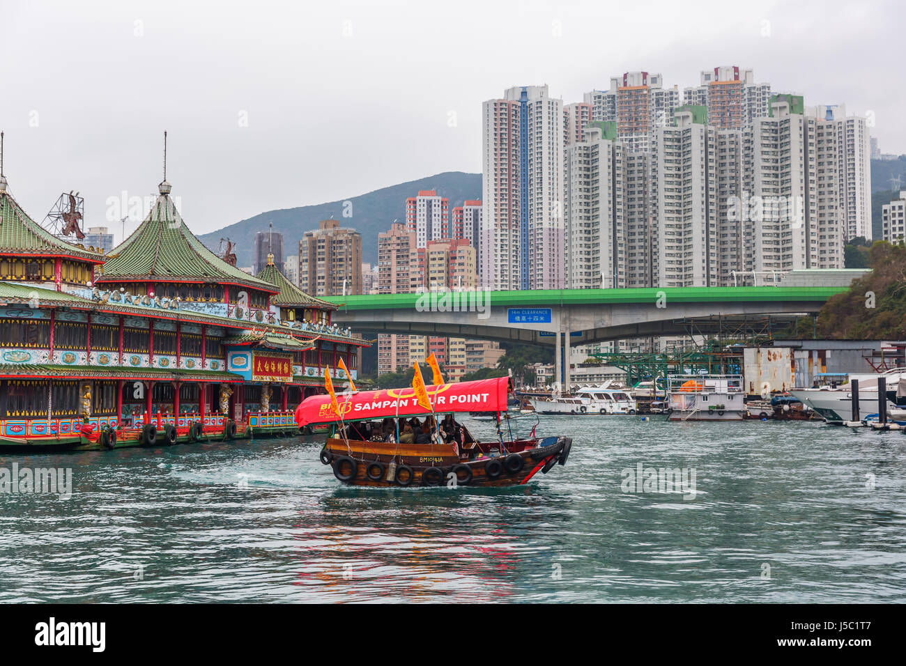Aberdeen, Hong Kong - 12. März 2017: schwimmendes Restaurant im Hafen von Aberdeen mit unbekannten Menschen. Aberdeen ist bekannt für seine schwimmenden Meer Stockfoto