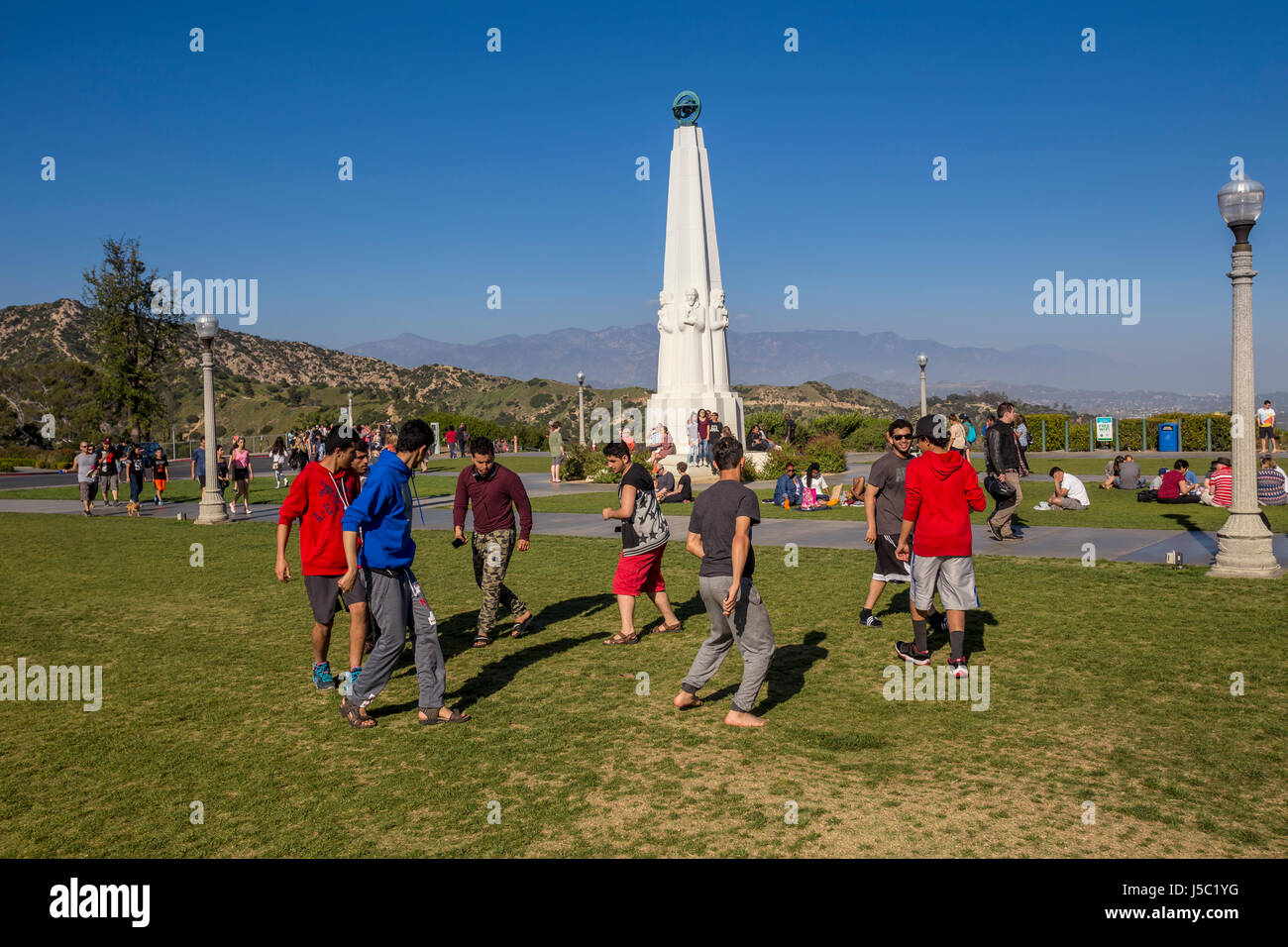 Menschen, Touristen, tanzen, ethnischer Tanz, Rasen, ein Observatorium Garten, Astronomen Monument, Griffith Observatory, Griffith Park, Los Angeles, Kalifornien Stockfoto