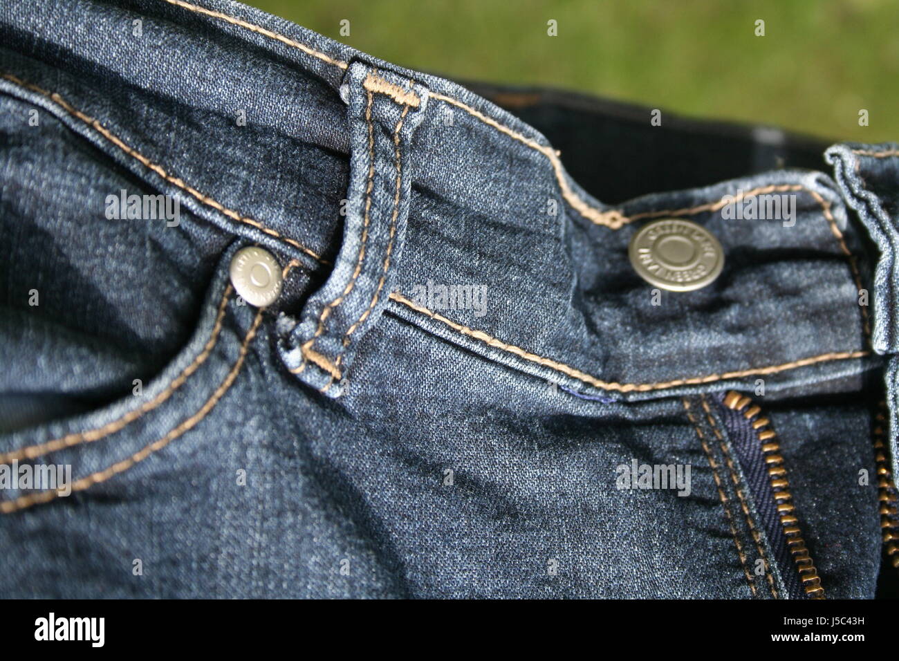 blaue Jeans Hose Jean Hose Nieten Knopfloch Quilten Naht Gewebe  Reißverschluss Stockfotografie - Alamy