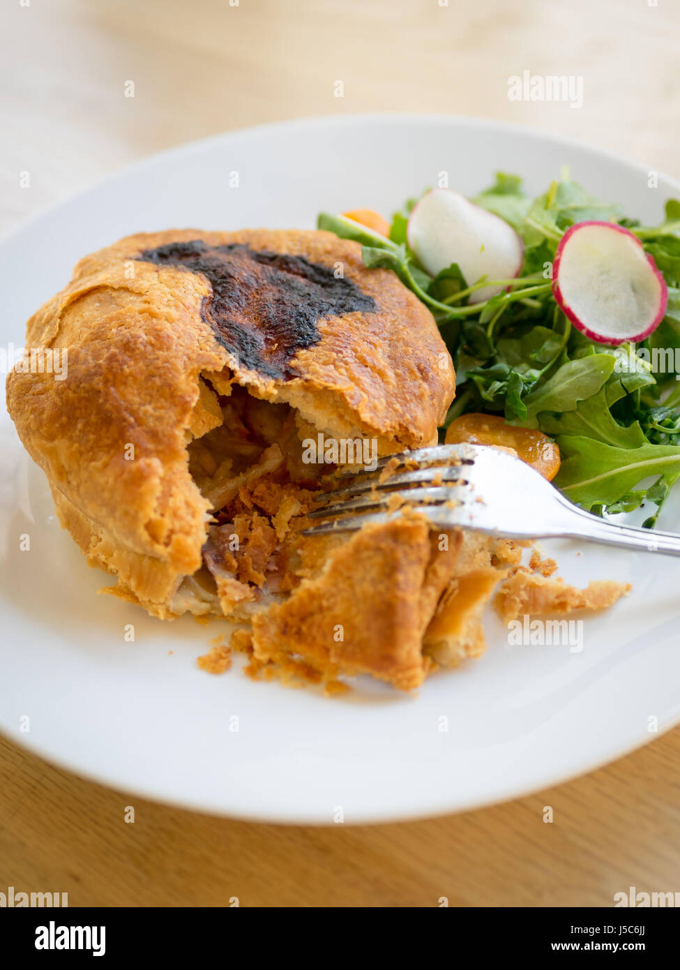 Hühnerpastete (Huhn und Pilz Pie) und Rucola-Salat in Bezirk Café & Bäckerei in Edmonton, Alberta, Kanada. Stockfoto