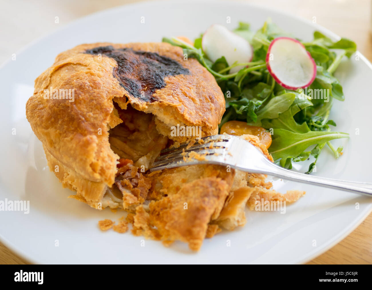 Hühnerpastete (Huhn und Pilz Pie) und Rucola-Salat in Bezirk Café & Bäckerei in Edmonton, Alberta, Kanada. Stockfoto