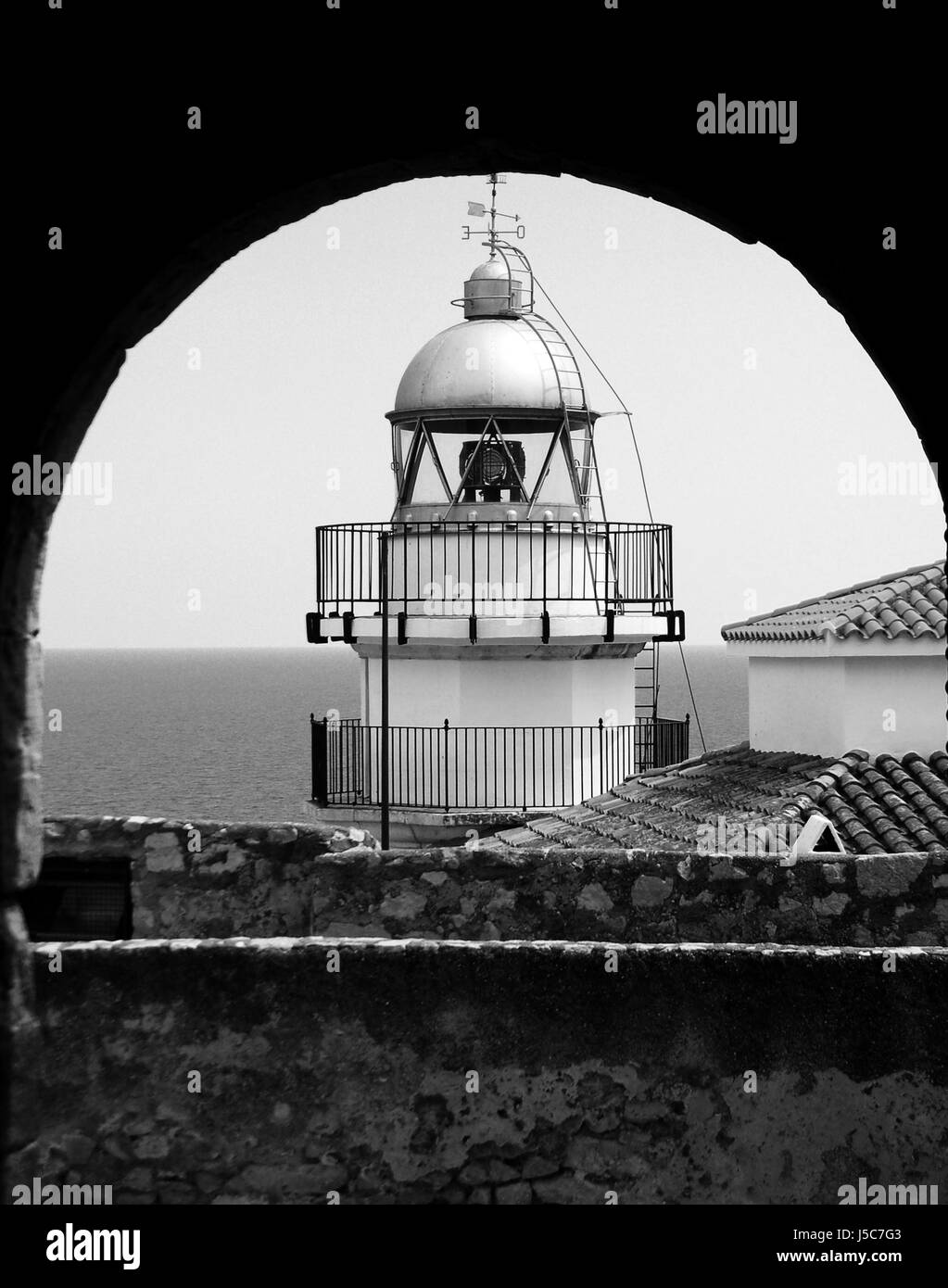 bw schwarz dunkelhäutigen kohlschwarze tiefschwarze Ziel Durchgang Tor Archgway Gantry Tower Stockfoto