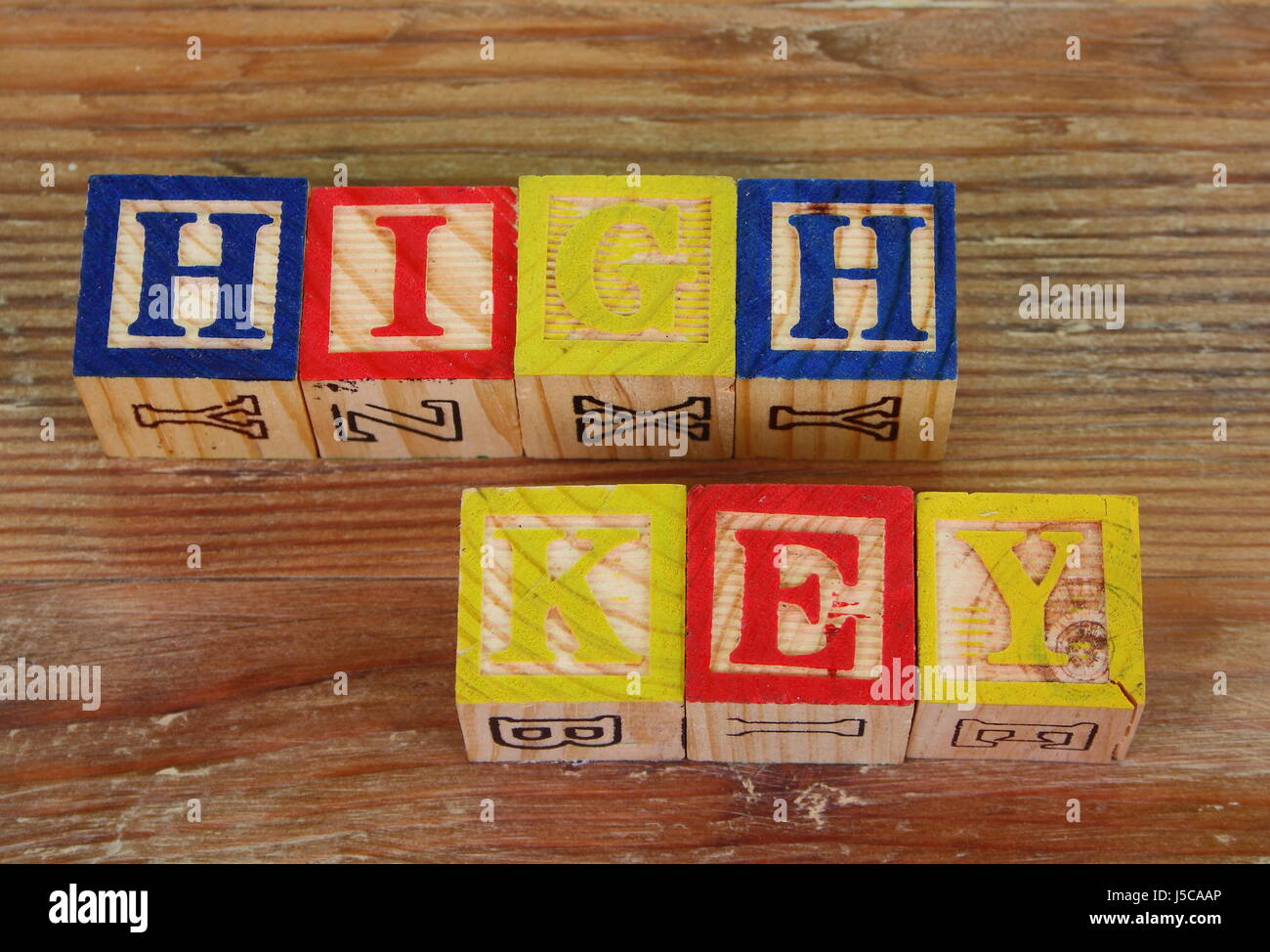Der Begriff high-Key, visualisiert mit bunten Holzklötzen Stockfoto