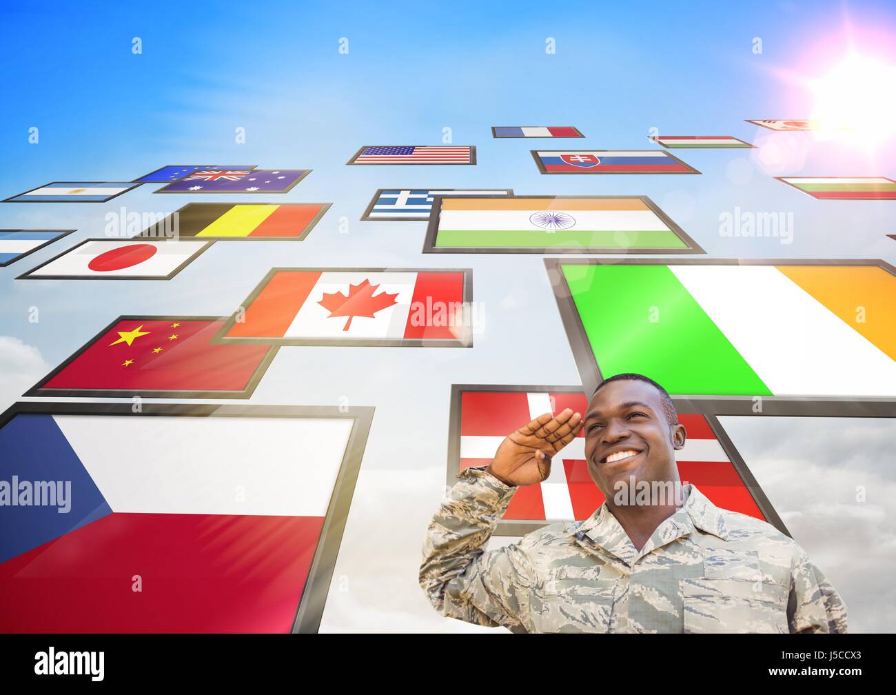 Digital Composite Panel mit Fahnen in den Himmel und Soldat Stockfoto