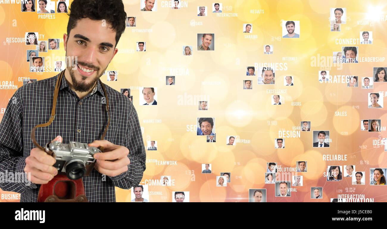 Digital Composite Smiling männlichen Fotografen Kamera halten, gegen fliegende Porträts Stockfoto