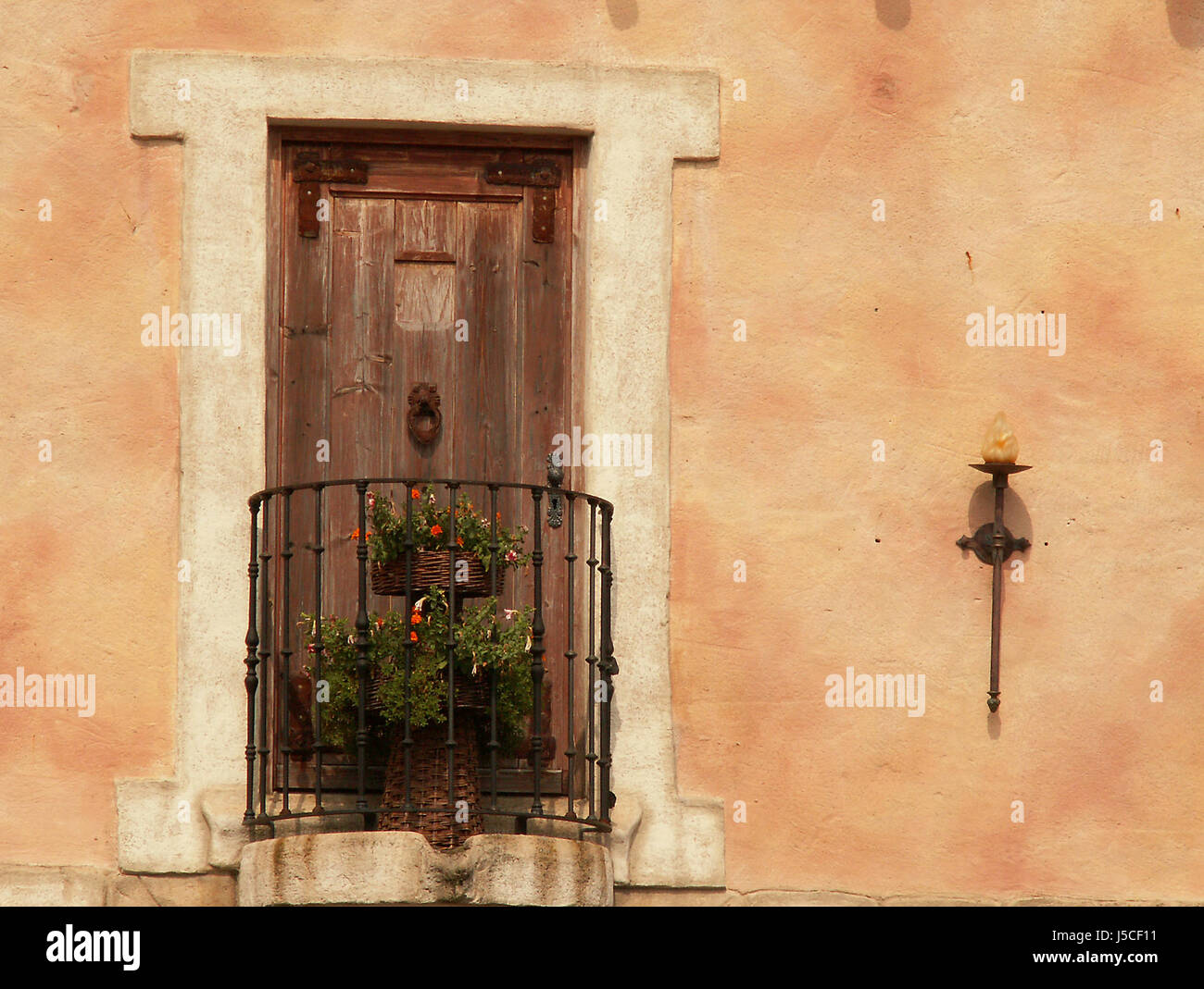 Antike romantische Tür Romantik Balkon Mediterran Balkon Tür Gitterrost Stockfoto