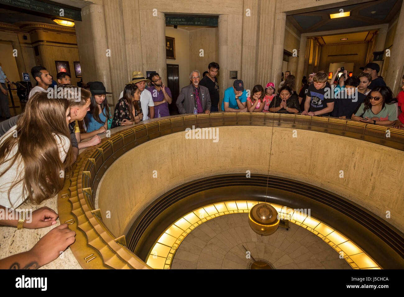 Menschen Sie, Touristen, Foucault Pendel, Griffith Observatory Griffith Park, Los Angeles, Kalifornien Stockfoto
