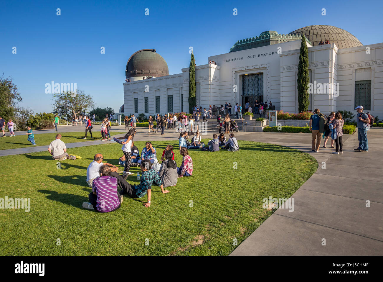 Vor dem Eingang, Touristen, Rasen, Griffith Observatory, Griffith Park, Los Angeles, Kalifornien, USA, Nordamerika Stockfoto