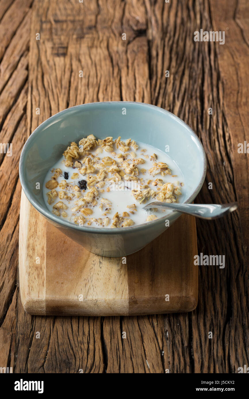 Eine Schüssel Müsli oder Müsli, auf einem rustikalen hölzernen Hintergrund. Stockfoto