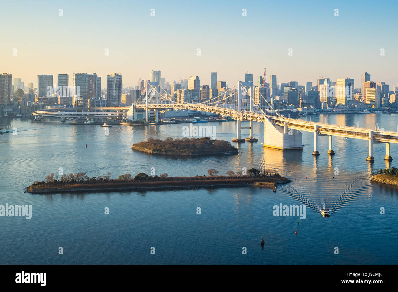 Skyline von Tokyo mit Tokyo Hafen in Japan. Stockfoto